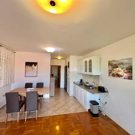 Apartman In 45022 Crikvenica
